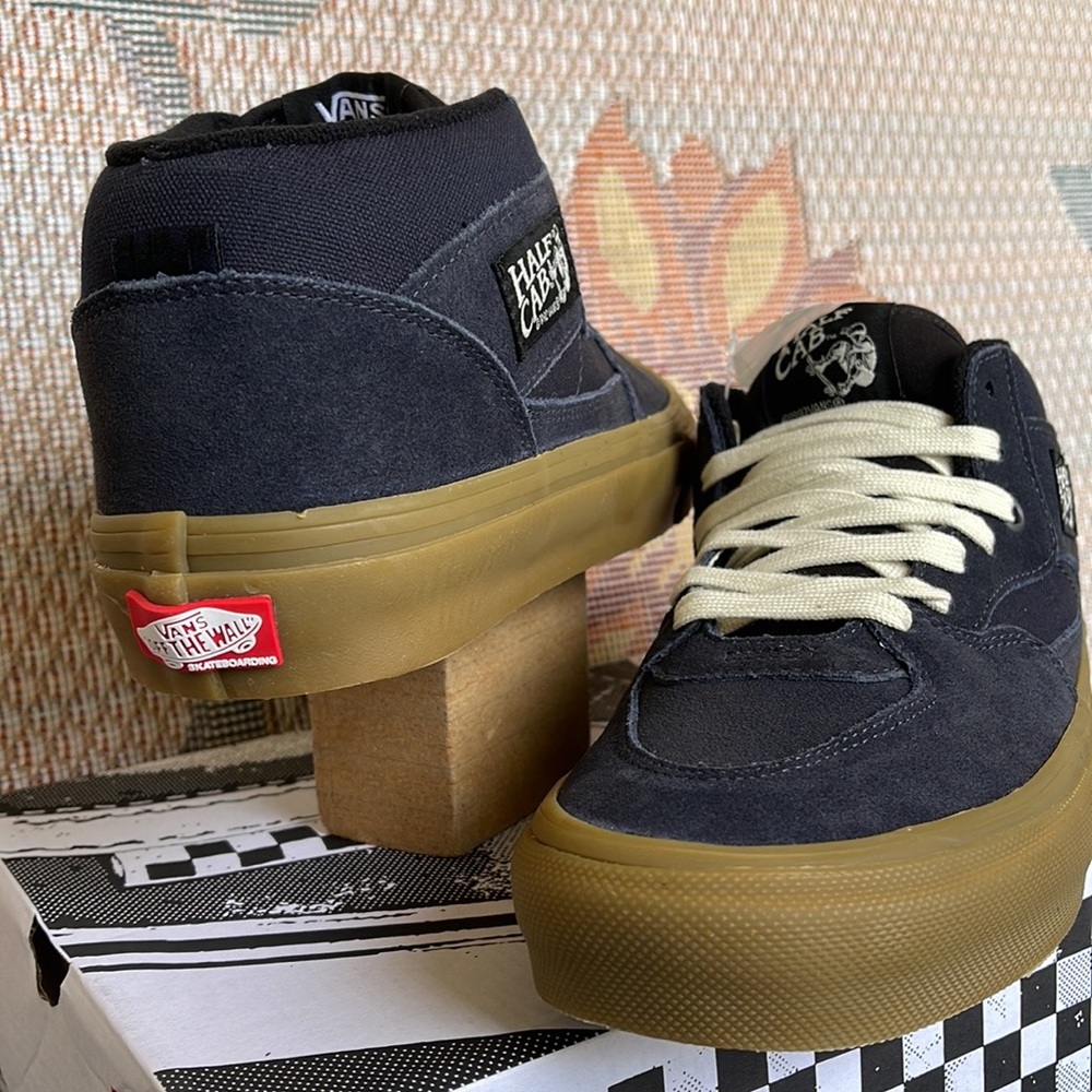 Vans Men’s Skate Half Cab
Navy/Gum
VN0A5FCDNGM
Sneakers - Picture 6 of 16